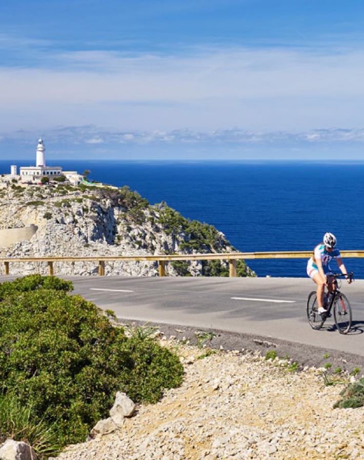 Ciclista rodando en la carretera que va al Cap de Formentor