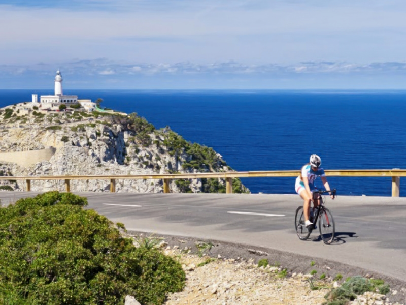 Ciclista rodando en la carretera que va al Cap de Formentor