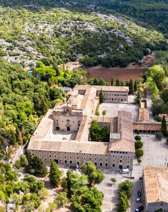 Vista aérea del monasterio de Lluc en la Serra de Tramuntana