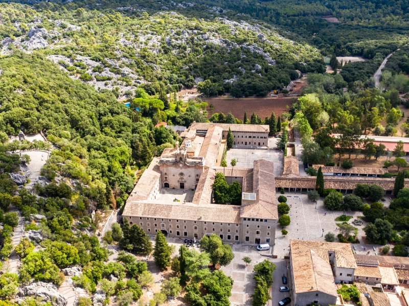 Vista aérea del monasterio de Lluc en la Serra de Tramuntana