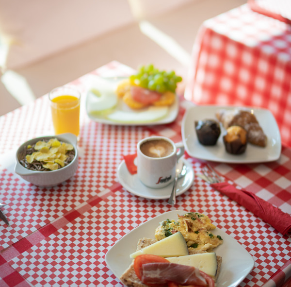 Desayuno completo con embutido, fruta, bollería y café