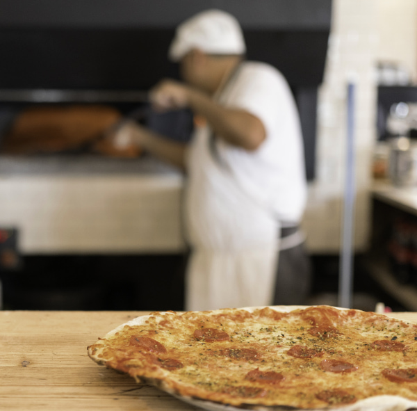 Pizza hecha al horno de leña en el restaurante del hotel