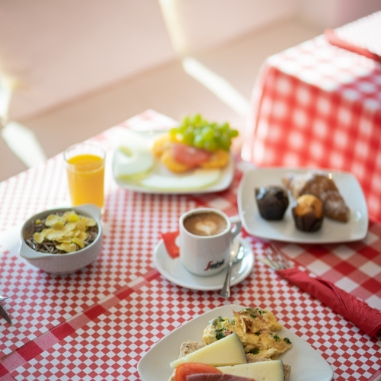 Mesa con desayuno completo en el restaurant del hotel