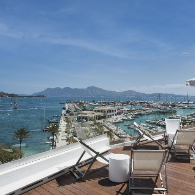 Terraza Solarium con servicio a mesa y vistas al mar 