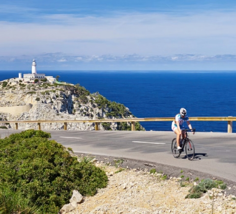 Ciclista rodando en el Cap de Formentor