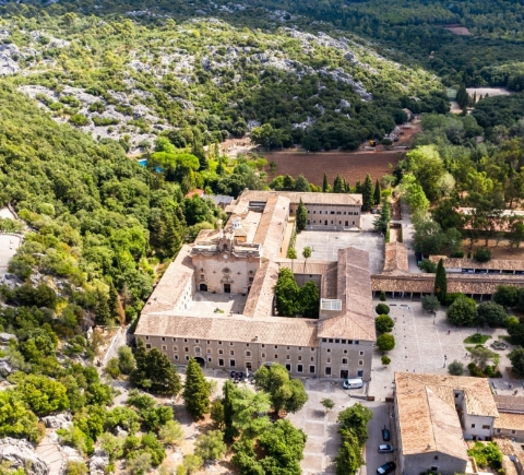 Vista aérea del Monasterio de Lluc en la Serra de Tramuntana