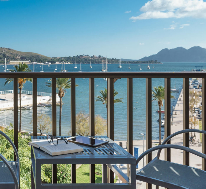 Terraza de la habitación doble vista mar frontal del Hotel Eolo donde se ve el paseo marítimo de Puerto Pollensa