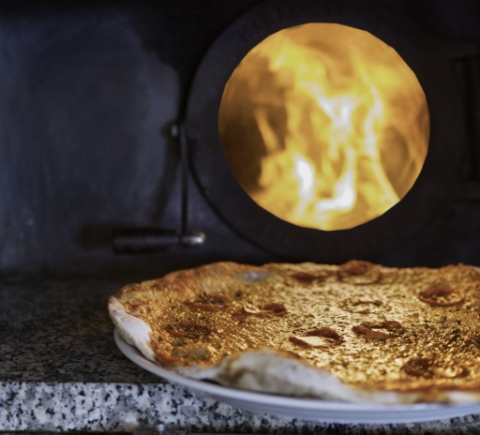 Pizza al horno de leña al estilo napolitano