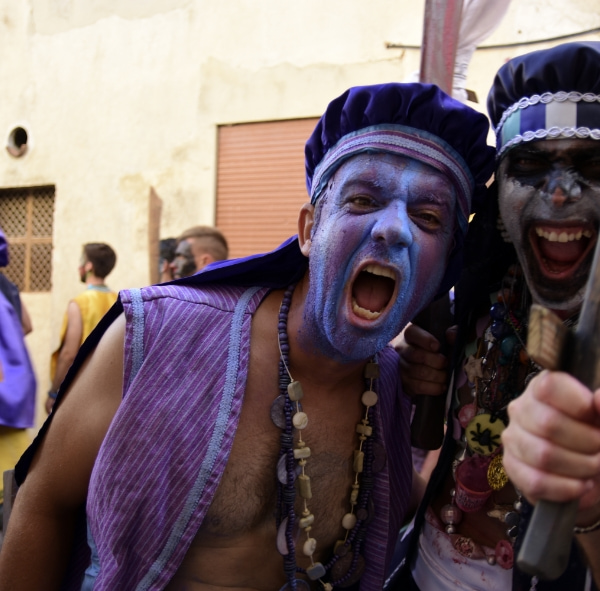 Dos jovenes vestidos de moro durante el simulacro de moros y cristianos en las Fiestas de La Patrona