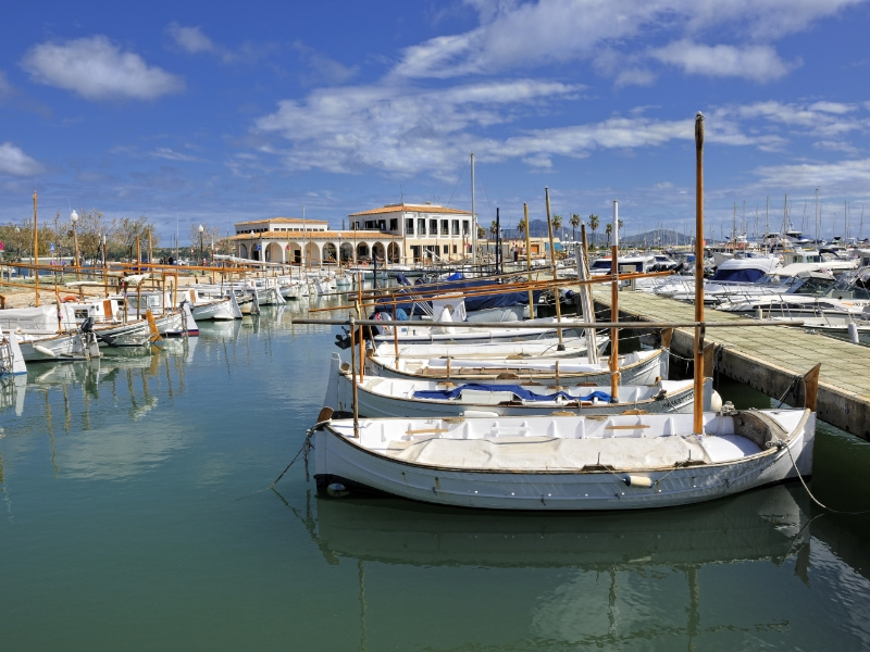 Llaüts atracados en el muelle de Puerto de Pollensa