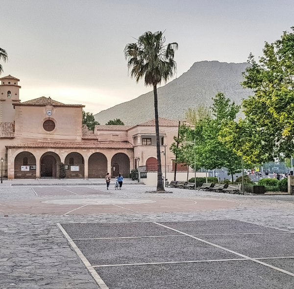 Foto detalle de la Plaza Mayor de Puerto Pollensa 